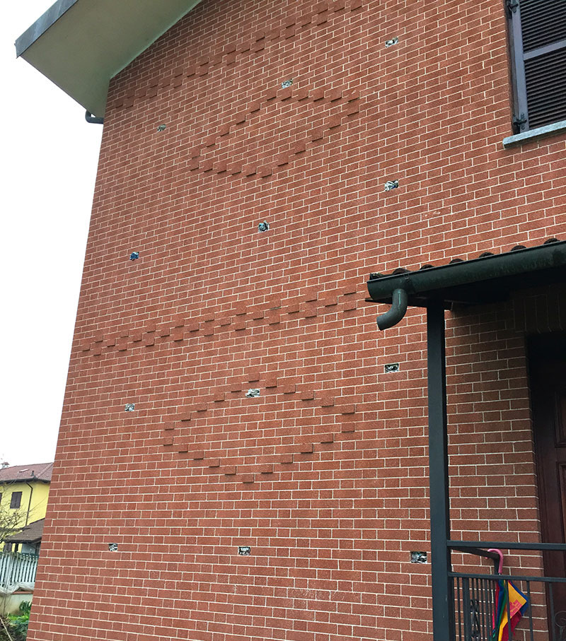 Intervento di foratura su facciata con mattoni a vista